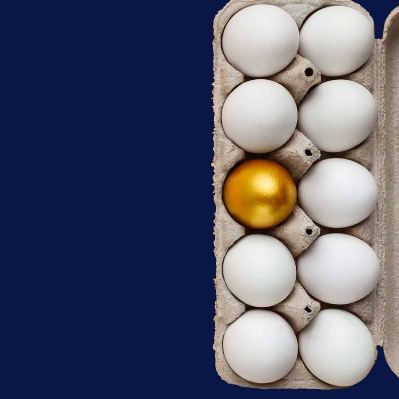 Goldenes Ei unter weißen Eiern
